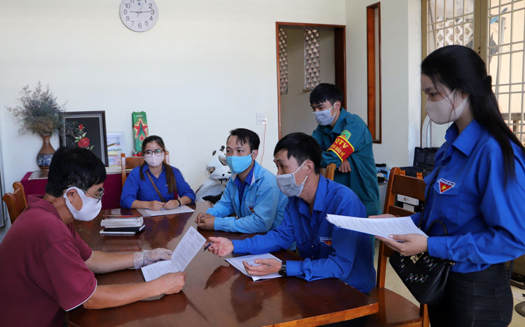 Thanh niên tình nguyện phường B’Lao tuyên truyền và ký cam kết với các chủ cơ sở kinh doanh dịch vụ thực hiện tốt các quy định của chính phủ và Công điện của Chủ tịch UBND tỉnh Lâm Đồng
