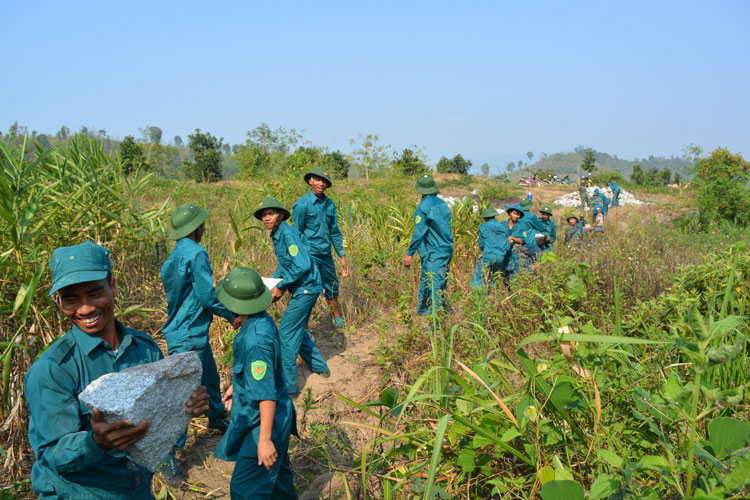 Lực lượng vũ trang huyện Đam Rông chung sức với người dân xây dựng nông thôn mới. Ảnh: N.Ngà