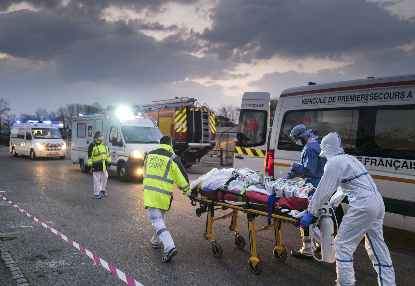 Lực lượng y tế khẩn cấp chuyển bệnh nhân nhiễm COVID-19 từ bệnh viện ở Mulhouse (Pháp) lên xe cứu thương để sơ tán tới các bệnh viện ở phía Tây nước Pháp ngày 29/3/2020.