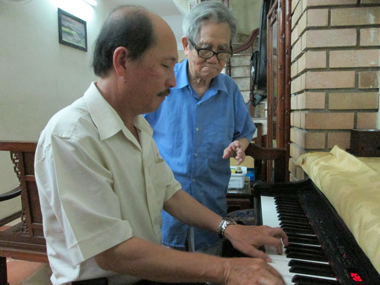 Nhạc sĩ Phong Nhã và thầy giáo Trần Khánh Nam tại nhà riêng của ông ở Hà Nội