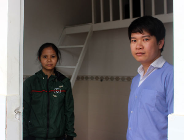 Anh Đạt (bìa phải) cùng san sẻ với người lao động khi giảm 50 % giá tiền thuê phòng cho khách thuê trọ