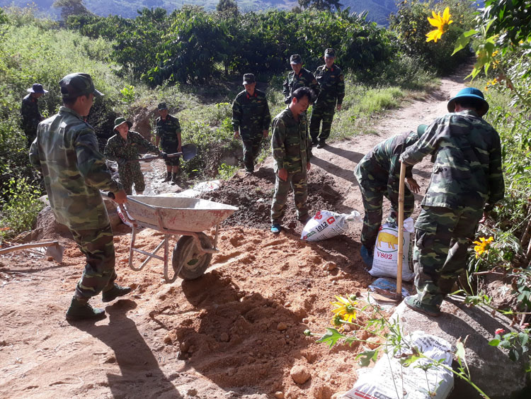 Lực lượng vũ trang huyện Đam Rông chung sức với người dân xây dựng nông thôn mới