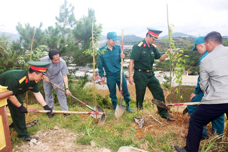 Cán bộ, chiến sĩ, công nhân viên 2 đơn vị thực hiện trồng 300 cây hoa Mai anh đào tại khuôn viên chùa Thiên Phước, Phường 7, góp phần xây dựng thành phố xanh - sạch - đẹp.