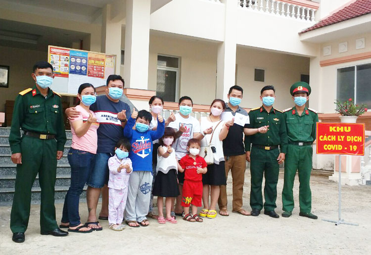 Một gia đình Việt kiều Mỹ 10 người chụp ảnh lưu cùng chiến sĩ quân y sau khi hoàn thành cách ly 14 ngày tại H32