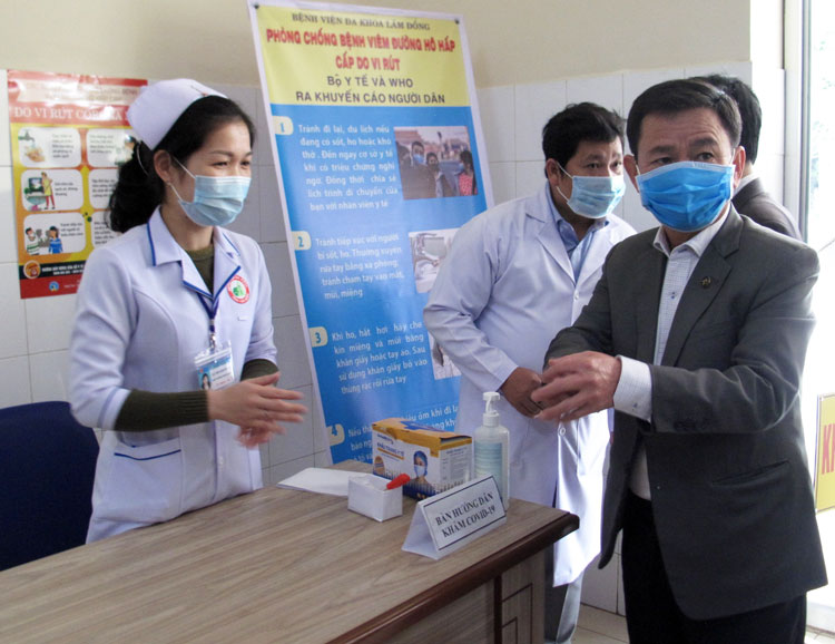 Phó Chủ tịch UBND tỉnh Phan Văn Đa kiểm tra công tác phân luồng khám sàng lọc, điều trị bệnh Covid-19 tại Bệnh viện Đa khoa Lâm Đồng