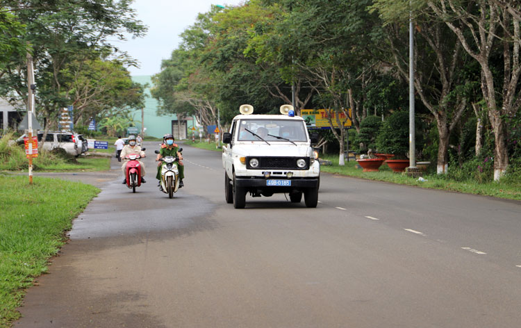 UBND Phường 1, TP Bảo Lộc sử dụng xe loa lưu động tuyên truyền nội dung Chỉ thị số 16 của Thủ tướng Chính phủ tới người dân trên địa bàn