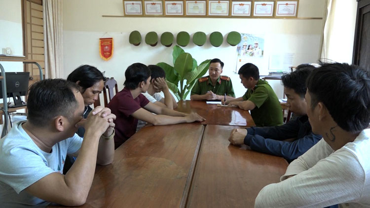 7 đối tượng đánh bạc ở thị trấn Phước Cát bị bắt tại cơ quan điều tra