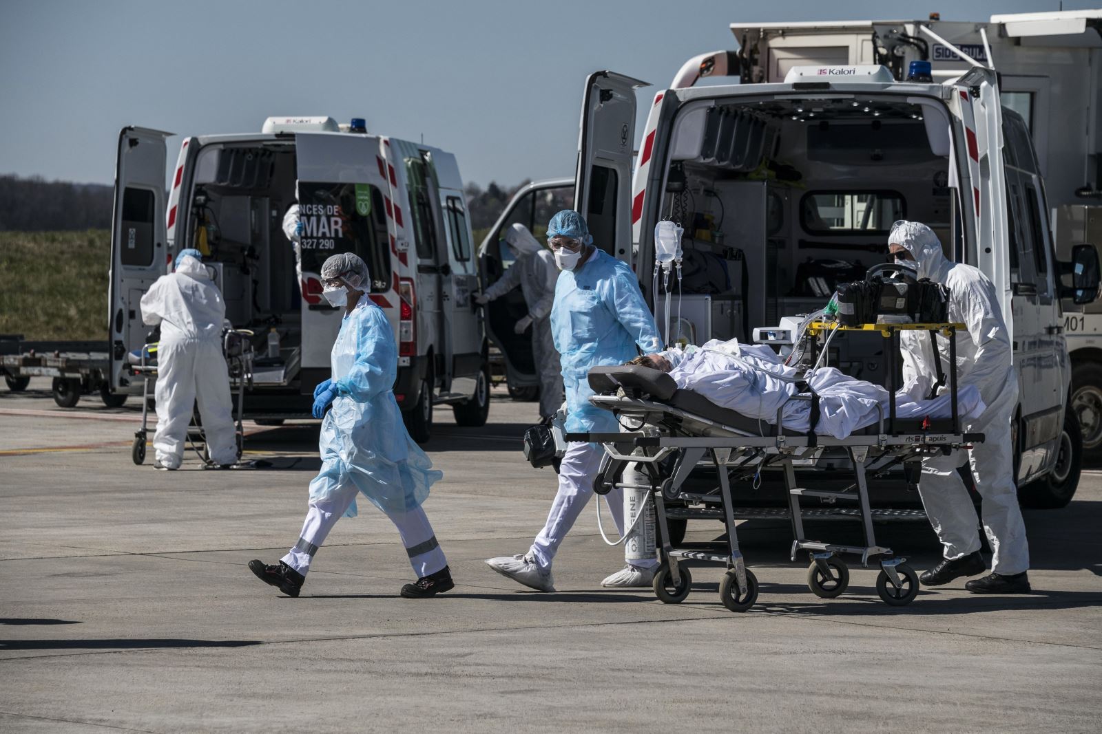 Nhân viên y tế chuyển bệnh nhân mắc COVID-19 tại sân bay Bale-Mulhouse, Pháp, ngày 31/3/2020