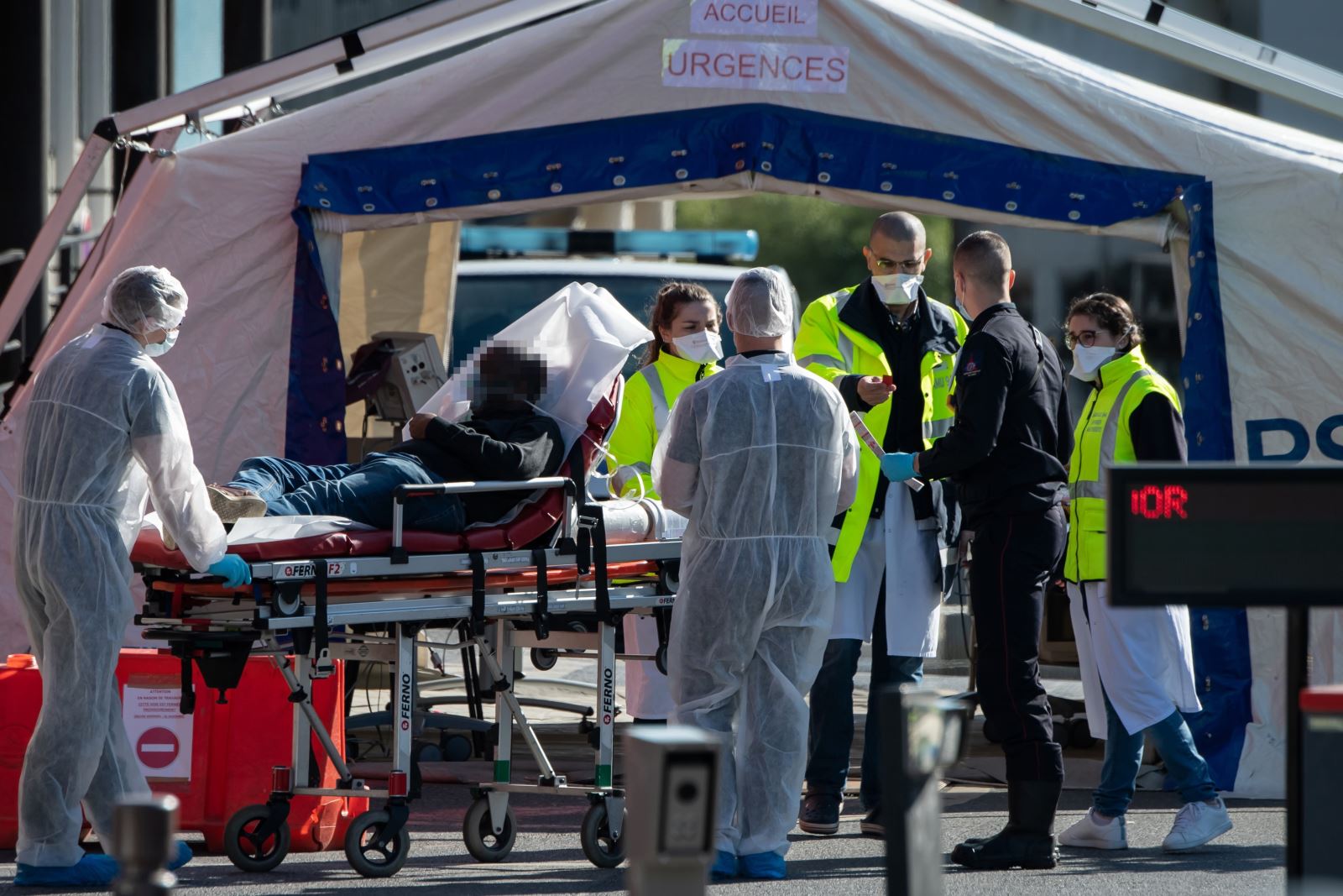 Nhân viên y tế Pháp chuyển bệnh nhân mắc COVID-19 tới phòng cấp cứu tại bệnh viện dã chiến được thiết lập bên ngoài bệnh viện Henri Mondor ở Creteil, gần Paris.
