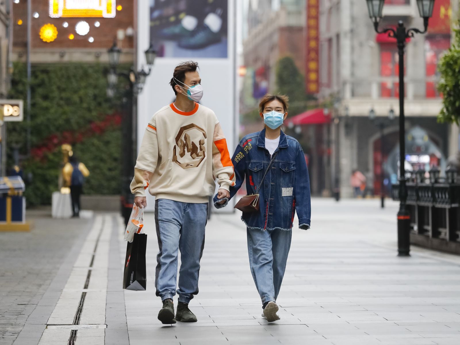Người dân đeo khẩu trang phòng dịch COVID-19 tại Vũ Hán, tỉnh Hồ Bắc, Trung Quốc, ngày 30/3/2020