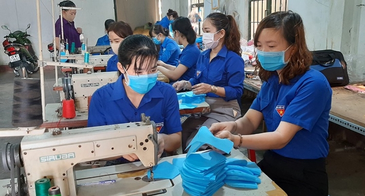Thanh niên huyện Cát Tiên đang tiến hành cắt may khẩu trang để tặng người dân (ảnh chụp trước khi có chỉ thị cách ly toàn quốc)
