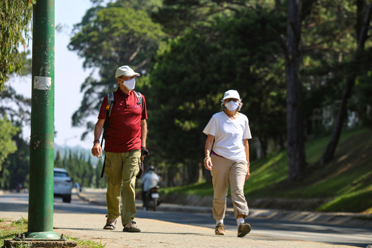 Du khách nước ngoài đi dạo trên phố Đà Lạt (ven hồ Xuân Hương) đã ý thức đeo khẩu trang tránh lây lan dịch bệnh sáng1/4. Ảnh: Chính Thành