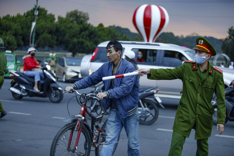 Ngay từ sáng sớm, lực lượng chức năng Phường 10 đã có mặt tại quảng trường Lâm Viên, yêu cầu một số người dân đeo khẩu trang. Người nào không mang được cơ quan chức năng phát miễn phí và nhắc nhở nghiêm túc thực hiện. Ảnh: Chính Thành