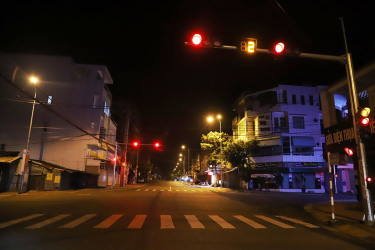 Bắt đầu từ 18 giờ 30 phút tối 31/3, hầu hết các tuyến đường trung tâm TP Bảo Lộc đều vắng người và phương tiện giao thông qua lại. Ảnh: Khánh Phúc
