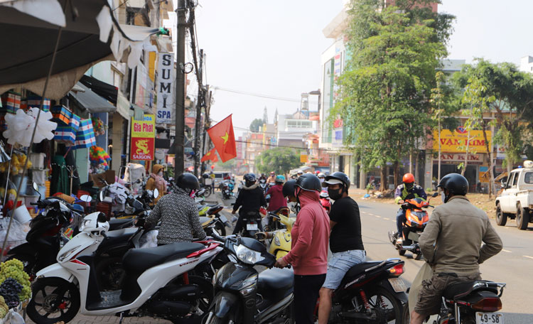 Đường Nguyễn Công Trứ (Phường 2, TP Bảo Lộc) vẫn đông người vào sáng 1/4, chủ yếu người dân đi mua sắm nhu yếu phẩm cần thiết. Ảnh: Khánh Phúc