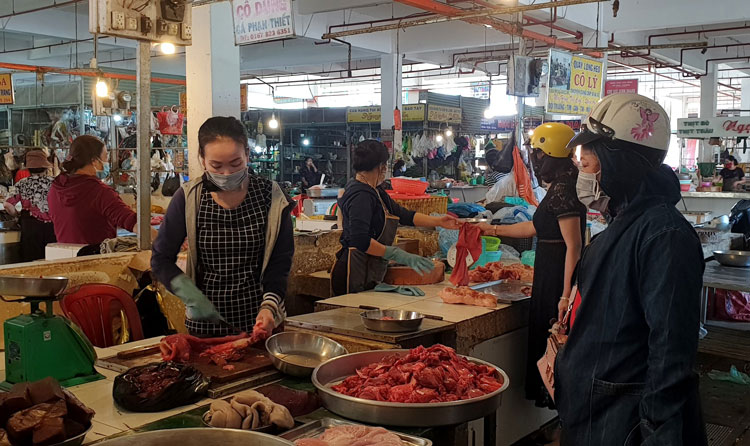 Người dân và người buôn bán tại chợ Bảo Lộc tuân thủ việc đeo khẩu trang và giữ khoảng cách an toàn theo Chỉ thị của Thủ tướng. Ảnh: Khánh Phúc