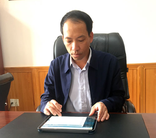 Chủ tịch UBND huyện Lạc Dương Sử Thanh Hoài thực hiện chữ ký số điện tử qua hệ thống quản lý văn bản và điều hành VNPT-Ioffice