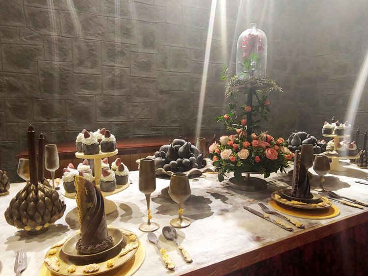 Tác phẩm Bữa tiệc Hoàng gia làm từ 63,5 kg socola.
