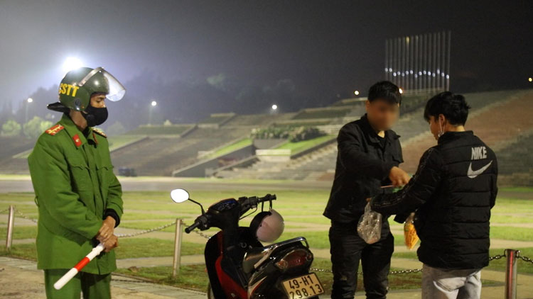 Hai thanh niên nửa đêm ra Quảng trường Lâm Viên ngồi ăn vặt được lực lượng công an nhắc nhở về nhà