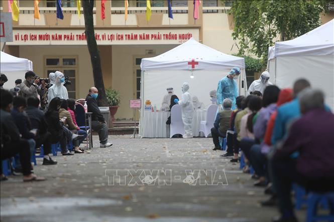 Người dân tới xét nghiệm tại điểm test nhanh virus SARS-CoV-2 ở Trường THCS Đống Đa (Hà Nội).