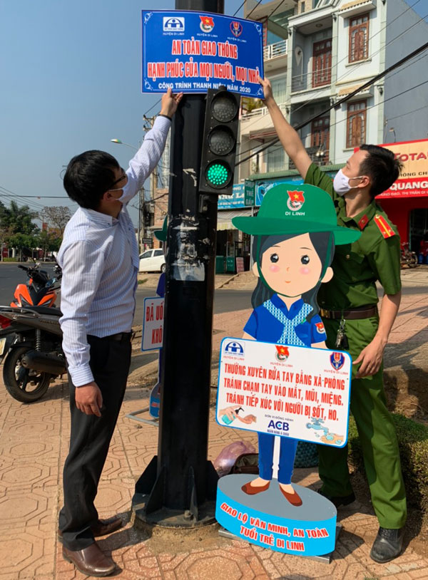 Tuổi trẻ Di Linh thực hiện lắp đặt các pano tuyên truyền về phòng chống Covid - 19 và an toàn giao thông 