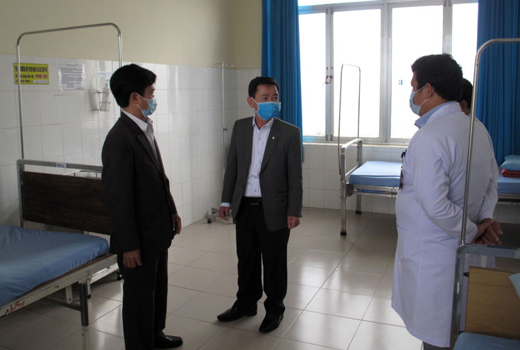 Lãnh đạo UBND tỉnh kiểm tra phòng cách ly điều trị bệnh nhân nghi ngờ Covid-19 tại Bệnh viện Đa khoa Lâm Đồng
