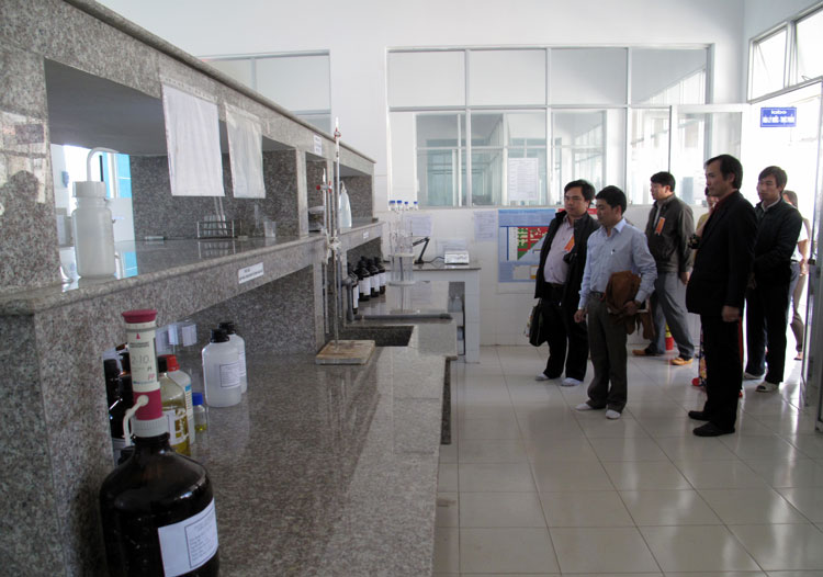 Cán bộ y tế trong tỉnh tham quan hệ thống Labo xét nghiệm của Trung tâm Kiểm soát bệnh tật Lâm Đồng