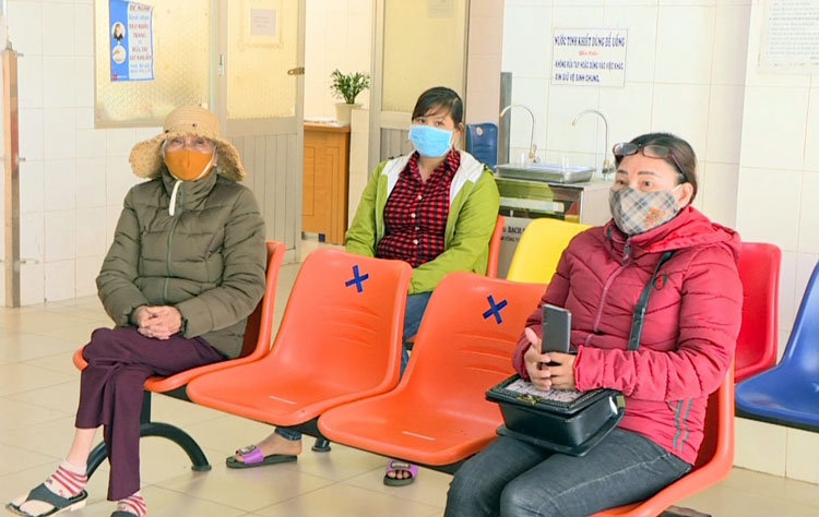 Thực hiện giãn cách tại khu vực chờ khám bệnh Bệnh viện Đa khoa tỉnh Lâm Đồng