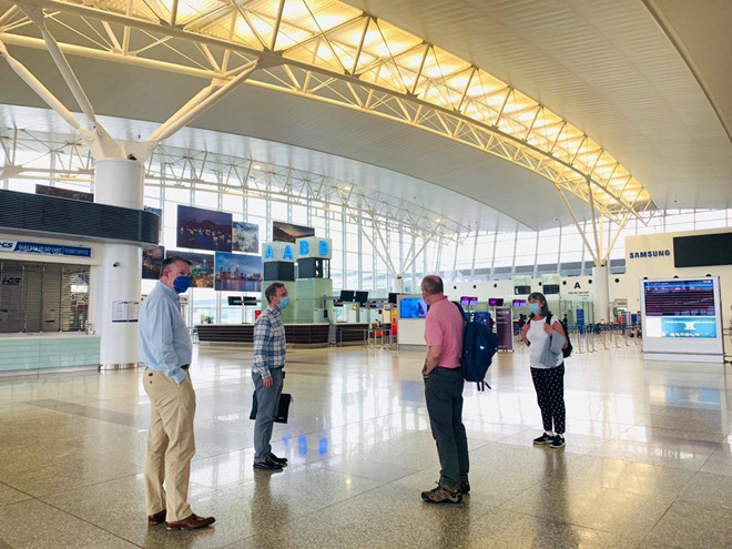 Bức ảnh Đại sứ Anh ở sân bay Nội Bài vào chiều 2.4 được đăng tải trên Twitter