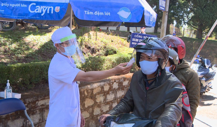 Bệnh viện Đa khoa Lâm Đồng tổ chức đo thân nhiệt cho tất cả các trường hợp khi vào cổng bệnh viện