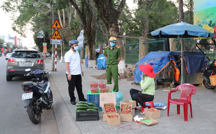 Cơ quan chức năng nhắc nhở, yêu cầu những người bán trái cây, đồ ăn nhanh trên đường Trần Phú ngừng hoạt động đến hết ngày 15/4/2020 cùng chung tay phòng, chống dịch