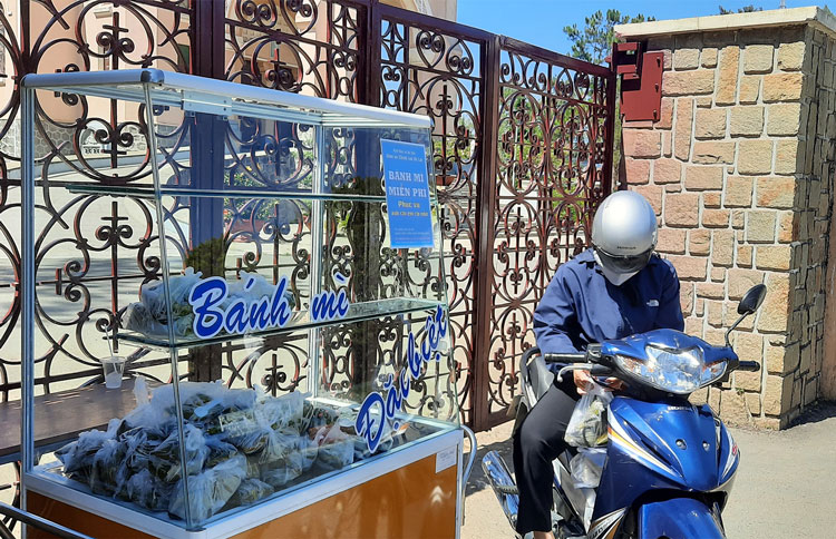 Bên ngoài cổng Nhà thờ Chánh tòa, giáo dân phát bánh mì miễn phí cho những người nghèo cơ nhỡ