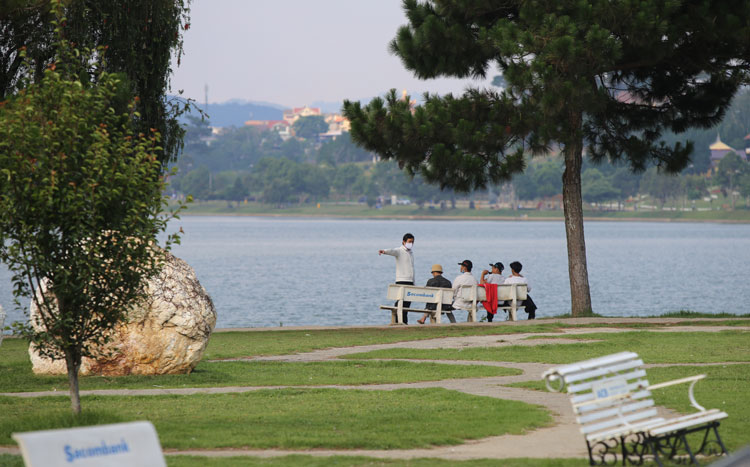 Tổ công tác vận động, nhắc nhơ 4 thanh niên ngồi vui chơi bên hồ Xuân Hương chiều nay về nhà