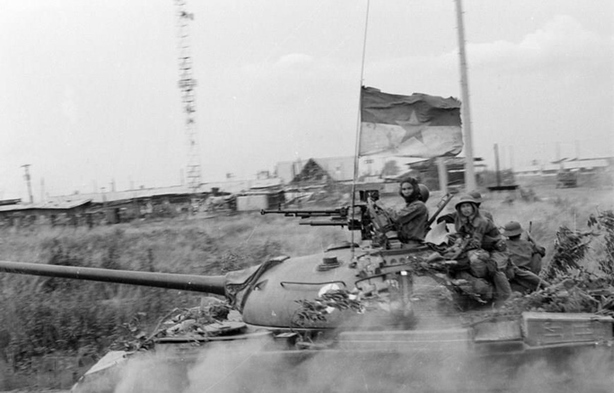 Quân Giải phóng chiếm trường Thiết giáp tại căn cứ Nước Trong (Biên Hòa).Từ đầu tháng 4/1975, các binh đoàn chủ lực của ta từ khắp các hướng tiến về Sài Gòn, tấn công địch với sức mạnh vũ bão