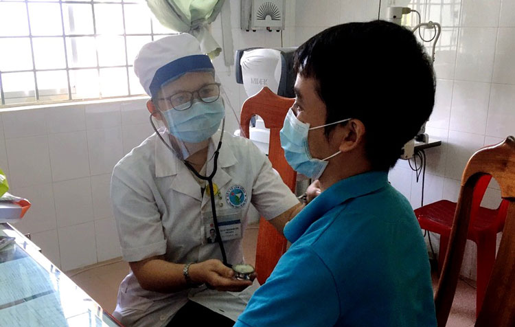 Bác sĩ Ka Lê Thanh Huyền khám bệnh, tư vấn sức khỏe cho người dân
