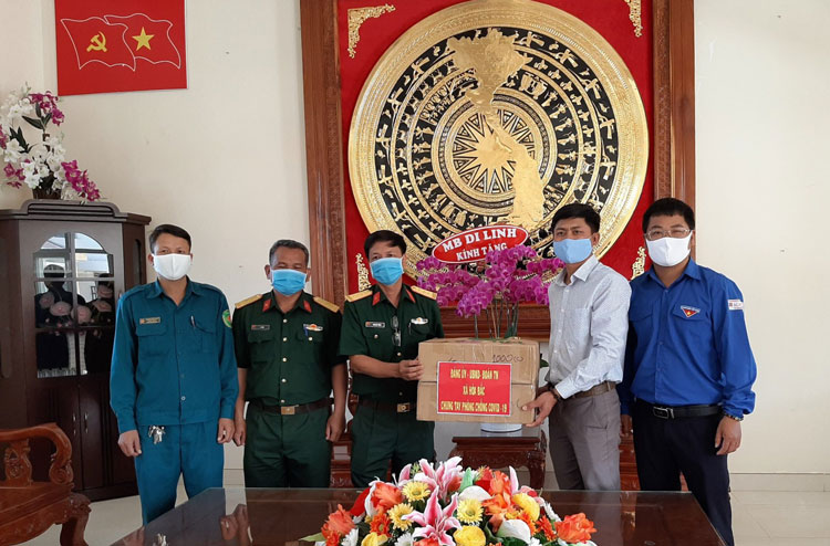 Anh Trần Văn Năng (bìa phải) cùng lãnh đạo địa phương trực tiếp gửi tặng 8.000 khẩu trang miễn phí cho cán bộ, chiến sĩ và người dân Di Linh 