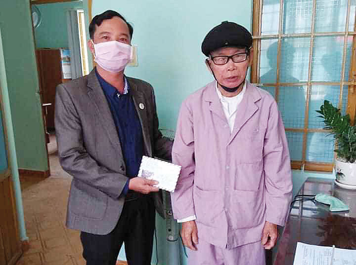 Ông Lê Hậu (90 tuổi) đến ủng hộ tiền chống dịch tại UBMTTQ thị trấn Đinh Văn, huyện Lâm Hà.