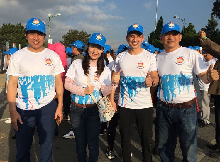  Các thành viên của Báo Lâm Đồng tại lễ ra quân “Chống rác thải nhựa” do Ủy ban MTTQ  Việt Nam tỉnh Lâm Đồng tổ chức tại thành phố Đà Lạt trong năm 2019. 