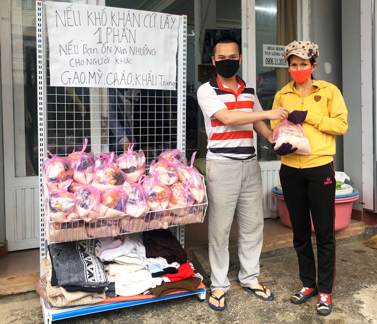 Anh Từ Mạnh Hùng - Chủ cửa hàng Bangkok Mini Mart trao tặng quà cho người khó khăn để vượt qua đại dịch Covid-19