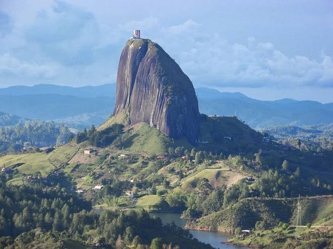 Chiêm ngưỡng tảng đá nguyên khối 10 triệu tấn ở Colombia