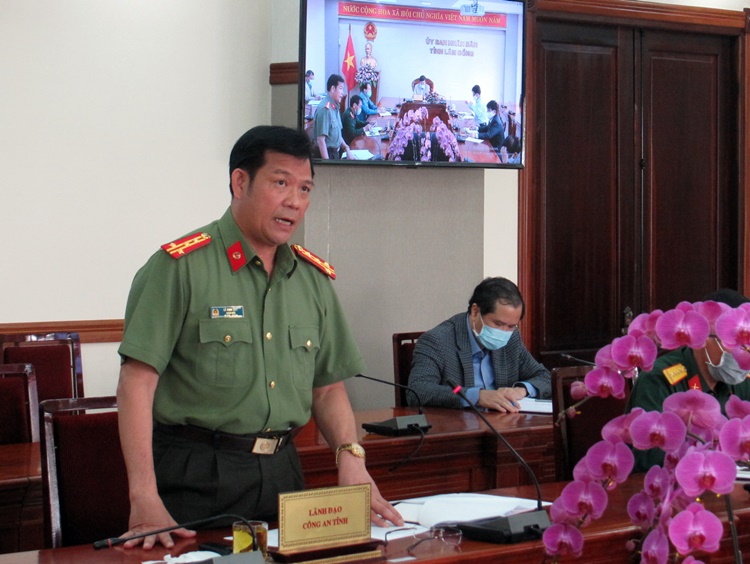 Đại tá Lê Vinh Quy - Giám đốc Công an tỉnh Lâm Đồng phát biểu tại cuộc họp trực tuyến của UBND tỉnh về công tác phòng chống dịch Covid-19 trên địa bàn tỉnh
