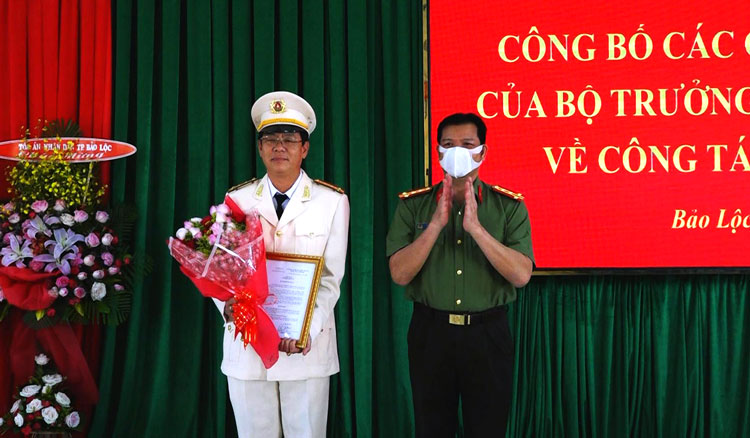 Đại tá Lê Vinh Quy - Giám đốc Công an tỉnh Lâm Đồng trao quyết định bổ nhiệm Trưởng Công an thành phố Bảo Lộc
