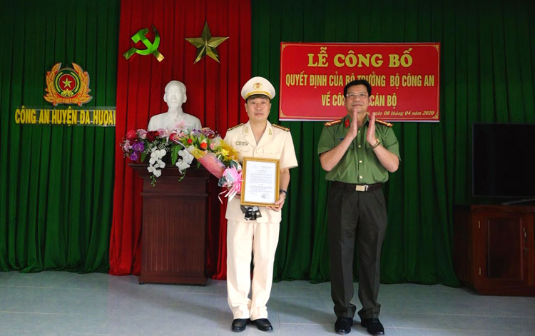 Đại tá Lê Vinh Quy - Giám đốc Công an tỉnh Lâm Đồng trao quyết định bổ nhiệm Trưởng Công an huyện Đạ Huoai