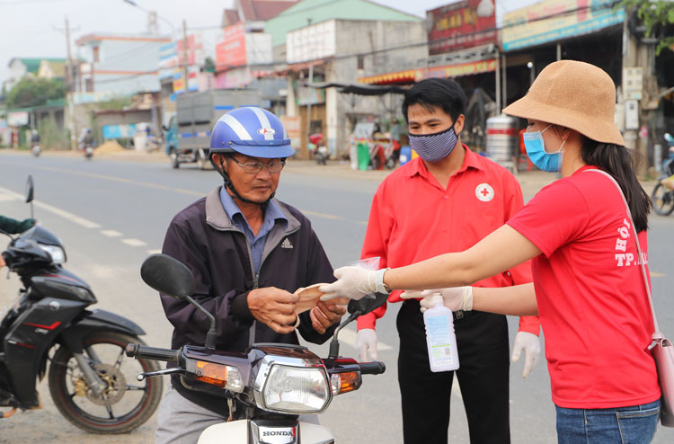 Hội Chữ thập đỏ TP Bảo Lộc phát khẩu trang miễn phí cho người dân tại các chợ Tân Bùi và chợ Đại Lào