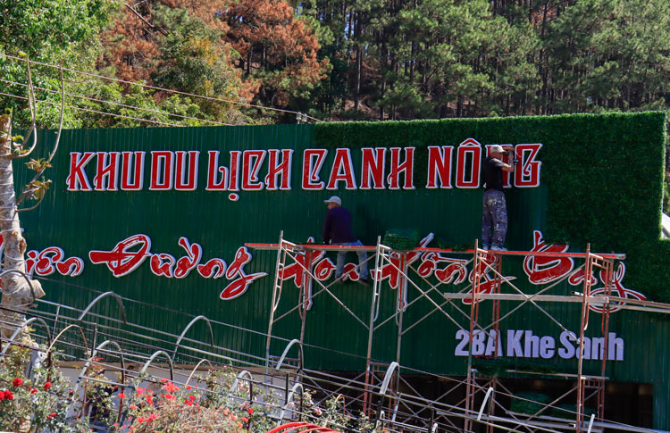  Từ khu đất nông nghiệp trồng cây lâu năm nằm trong diện quy hoạch đất rừng phòng hộ, bỗng dưng có địa chỉ nhà số 28A Khe Sanh.