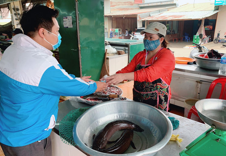 Đoàn viên, thanh niên xã Đà Loan phát nước sát khuẩn cho người dân trên địa bàn