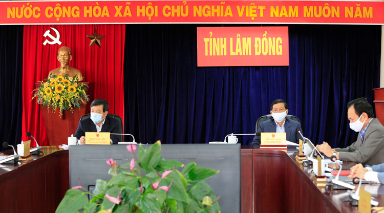 Thủ tướng Chính phủ Nguyễn Xuân Phúc chủ trì Hội nghị 4 trong 1 về các nhiệm vụ, giải pháp cấp bách tháo gỡ khó khăn do tác động của dịch Covid-19