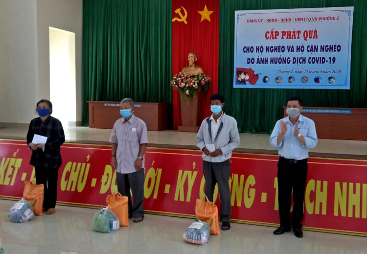 UBND phường B’Lao trao quà cho người nghèo và người bán vé số