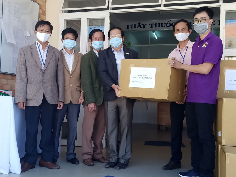 Lãnh đạo Sở Y tế và Trung tâm Kiểm soát bệnh tật Lâm Đồng tiếp nhận dụng cụ bảo hộ phòng dịch do Mạnh thường quân trao tặng