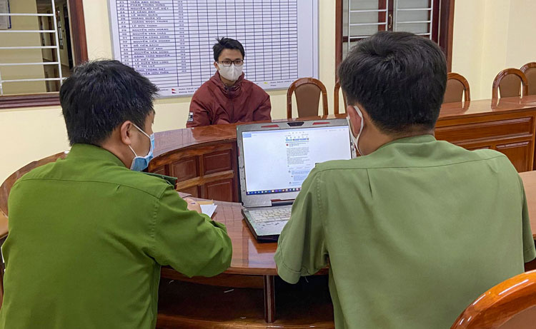 Đối tượng Đinh Vĩnh Sơn làm việc với Phòng An ninh chính trị nội bộ - Công an tỉnh Lâm Đồng. Ảnh: Phòng Phòng An ninh chính trị nội bộ 